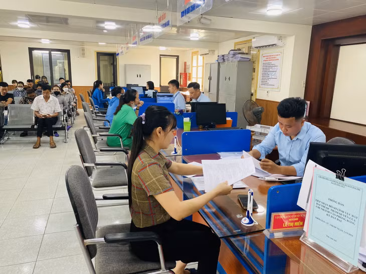 Cán bộ Trung tâm Hành chính công TX Quảng Yên hướng dẫn người dân làm TTHC.