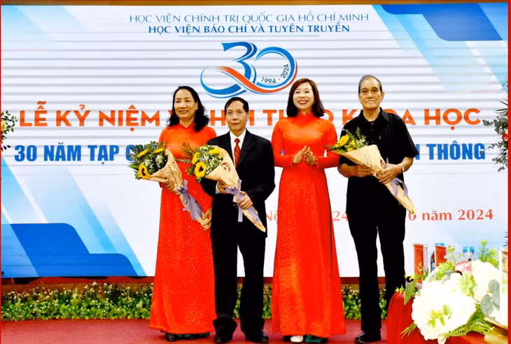 Lãnh đạo Tạp chí LLCT&amp;TT tặng hoa tri ân các nguyên lãnh đạo, cán bộ của Tạp chí.