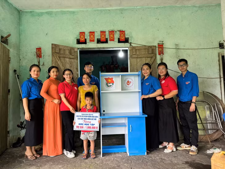 Chị Đào Thị Duyên (thứ 2, phải) cùng Đoàn thanh niên phường Mông Dương thăm và tặng góc học tập cho trẻ có hoàn cành khó khăn trên địa bàn phường.