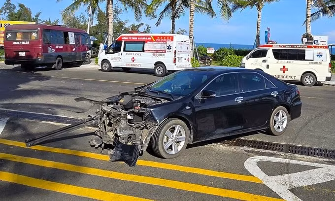 Đầu ôtô 4 chỗ hư hỏng nặng sau tai nạn. Ảnh: Bảo An