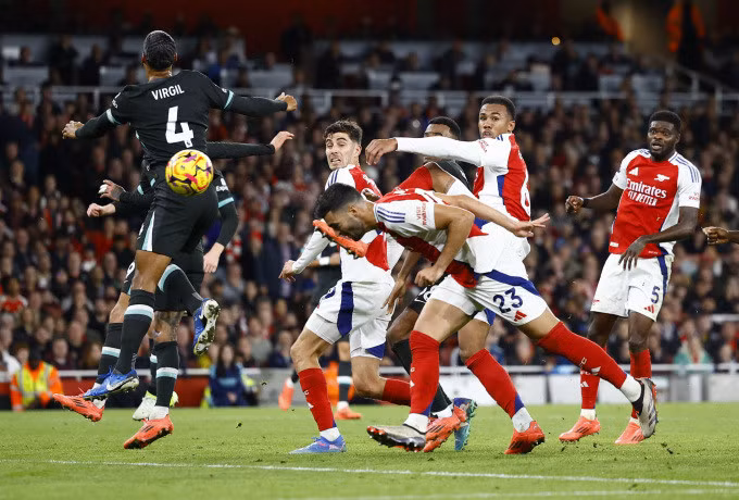 Merino đánh đầu ghi bàn vào lưới Liverpool ở vòng 9 Ngoại hạng Anh. Ảnh: Reuters.