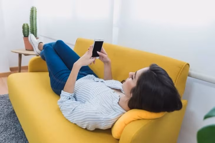 Lười vận động có thể ảnh hưởng đến khả năng xử lý và đào thải axit uric của cơ thể hiệu quả, tăng nguy cơ mắc gout. Ảnh minh họa: AIcare.