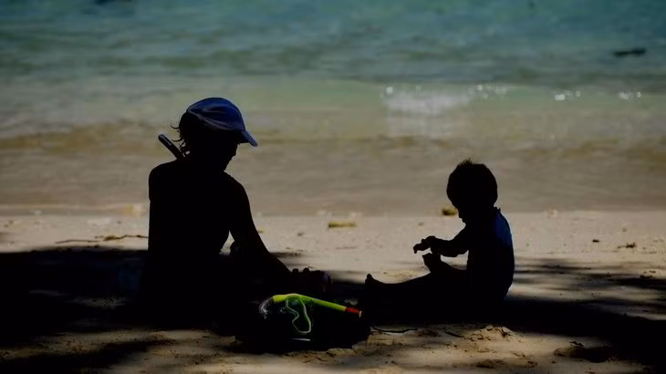 Làm mẹ đơn thân khổ trăm bề, vừa làm cha, vừa làm mẹ, vừa lo kinh tế chu toàn, dạy dỗ con chu đáo - Ảnh: QUANG ĐỊNH