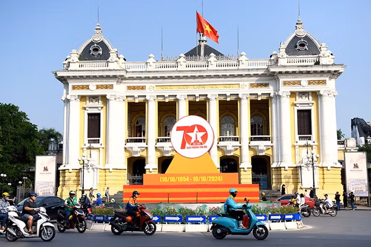 Logo biểu trưng kỷ niệm 70 năm Ngày Giải phóng Thủ đô được đặt trước tại khu vực Nhà hát lớn Hà Nội.