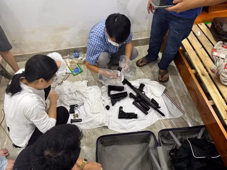 Công an khám xét thu giữ súng đạn tại căn biệt thự ven sông.