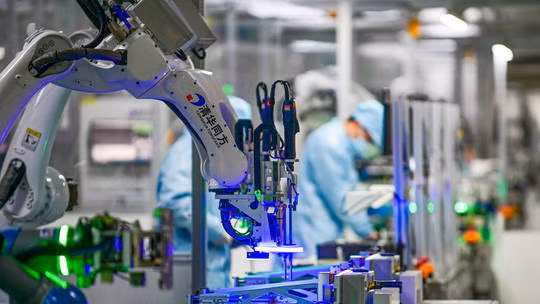 Cánh tay robot tham gia dây chuyền lắp ráp máy tính tại doanh nghiệp sản xuất máy tính Công ty TNHH Thanh Hoa Thông Phương tỉnh Chiết Giang, Trung Quốc. Ảnh minh họa: VCG