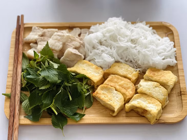 Rau kinh giới hay ăn kèm bún đậu có thể sử dụng làm thuốc. Ảnh: Ban Mai