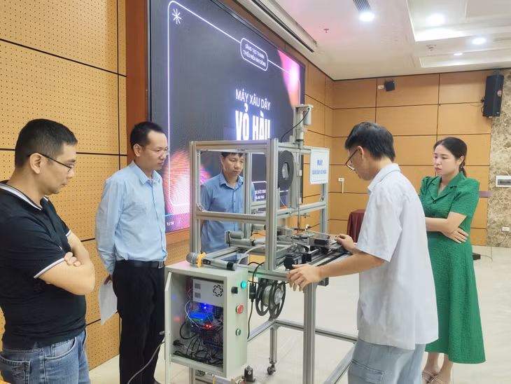 Học sinh Trường THPT Bạch Đằng (TX Quảng Yên), giới thiệu sản phẩm máy xâu dây vỏ hàu. Ảnh: Thiên Trang