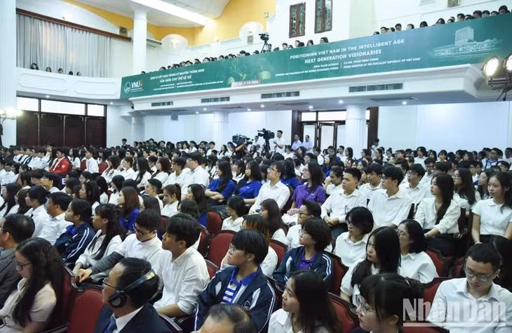 Các sinh viên tham dự buổi giao lưu với Thủ tướng Phạm Minh Chính và Giáo sư Klaus Schwab. (Ảnh: Trần Hải)