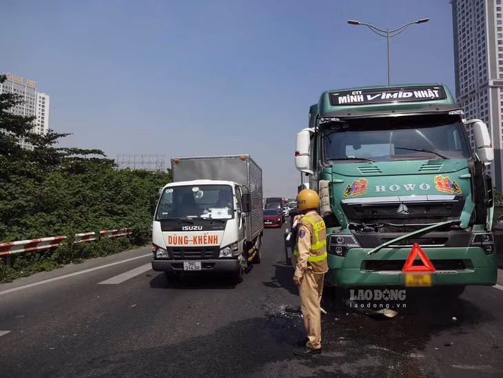 Lực lượng chức năng tổ chức phân luồng, bảo vệ hiện trường. Ảnh: Tô Thế