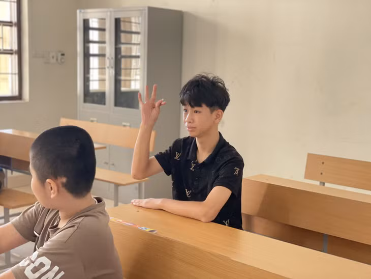 Em Nguyễn Quốc Triệu giới thiệu tên mình bằng ngôn ngữ ký hiệu.