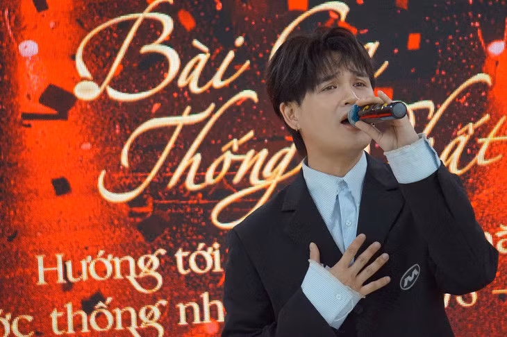 Ca sĩ Nguyễn Trần Trung Quân biểu diễn ca khúc Một vòng Việt Nam tại lễ phát động cuộc thi - Ảnh: T.ĐIỂU