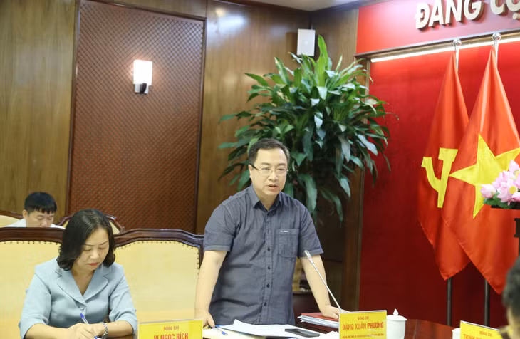Đồng chí Đặng Xuân Phương, Phó Bí thư Tỉnh ủy, Trưởng Đoàn ĐBQH tỉnh, phát biểu tại hội nghi.