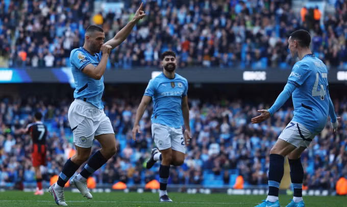 Kovacic chia vui với đồng đội sau khi ghi bàn thứ hai cho Man City. Ảnh: Reuters