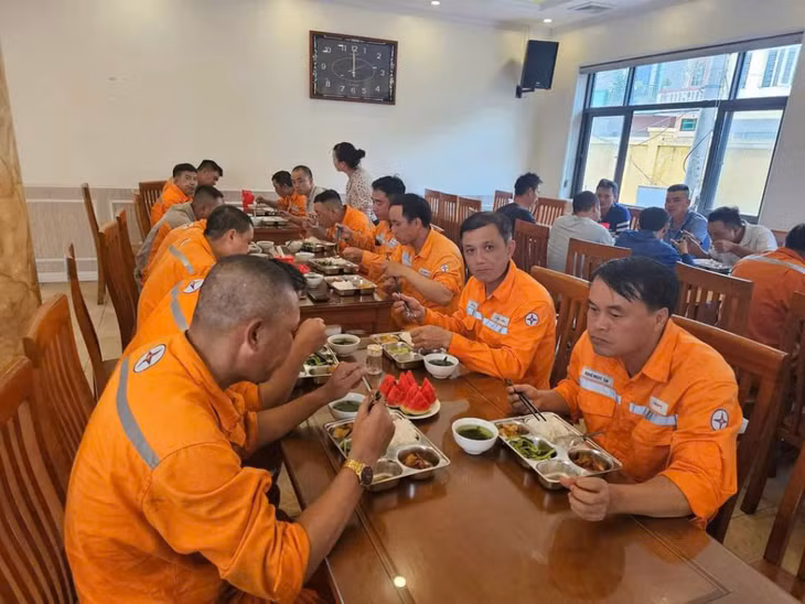 Các đơn vị trong TKV hỗ trợ hàng nghìn suất ăn cho công nhân Điện lực Quảng Ninh và các tỉnh, thành về giúp khắc phục điện lưới