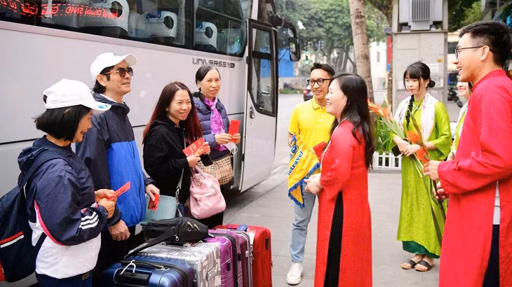 Du khách khởi hành du xuân dịp Tết năm 2024 - Ảnh: Q.N.