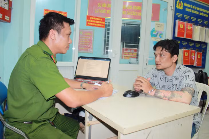Hai đối tượng cướp giật khai báo hành vi với cán bộ điều tra.