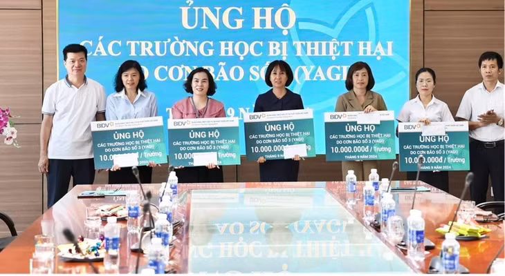 Ngân hàng TMCP Đầu tư và Phát triển Việt Nam – chi nhánh Tây Nam Quảng Ninh trao hỗ trợ cho các trường học bị thiệt hại do cơn bão số 3