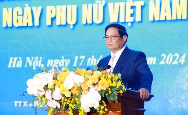 Thủ tướng Phạm Minh Chính chúc mừng, động viên cán bộ, giảng viên, sinh viên Học viện Phụ nữ Việt Nam. (Ảnh: Dương Giang/TTXVN)