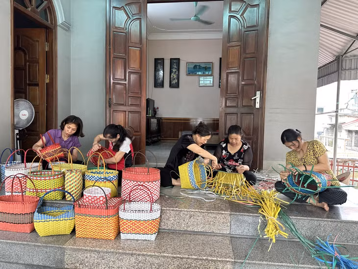 Mô hình đan làn đi chợ từ dây nhựa của Chi hội Phụ nữ phường Hà Trung (TP Hạ Long).