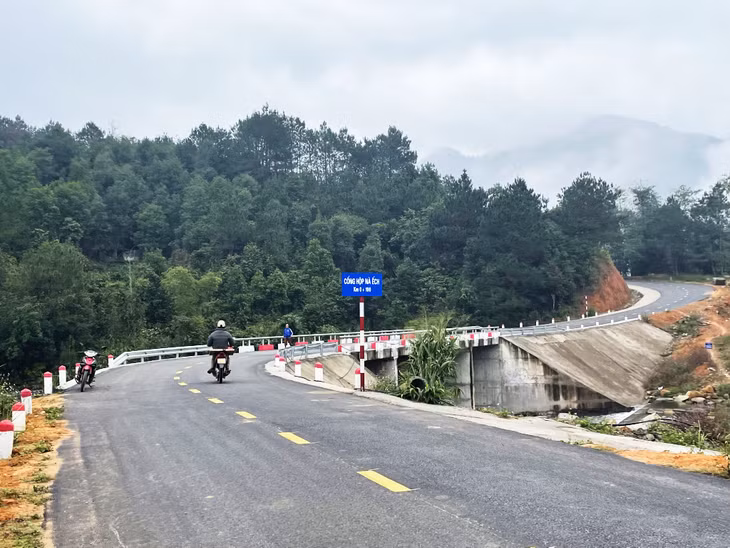 Tuyến đường liên xã Húc Động - Đồng Văn - Cao Ba Lanh kết nối đến QL18C đoạn đi qua xã Húc Động (Bình Liêu) được đầu tư, đáp ứng nhu cầu đi lại, giao thương, phát triển kinh tế, du lịch địa phương.