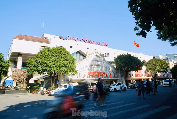 Chợ Đồng Xuân, nơi đoàn quân tiếp quản Thủ đô đã đi qua để tiến về hội quân tại Thành cổ Hà Nội. Ngày nay, chợ Đồng Xuân là nơi giao thương tấp nập của các thương lái không chỉ của Thủ đô Hà Nội mà khắp cả nước.