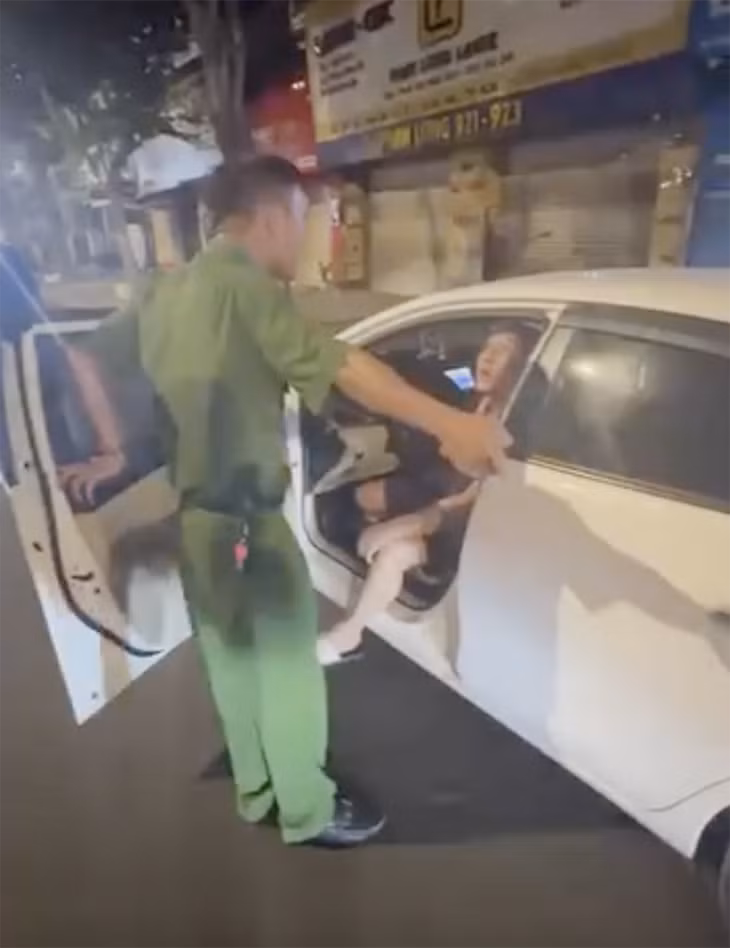 Khi cán bộ công an tiếp cận yêu cầu xuống xe giải quyết thì tài xế bất chấp, nhấn ga tháo chạy. Ảnh: Cắt từ clip