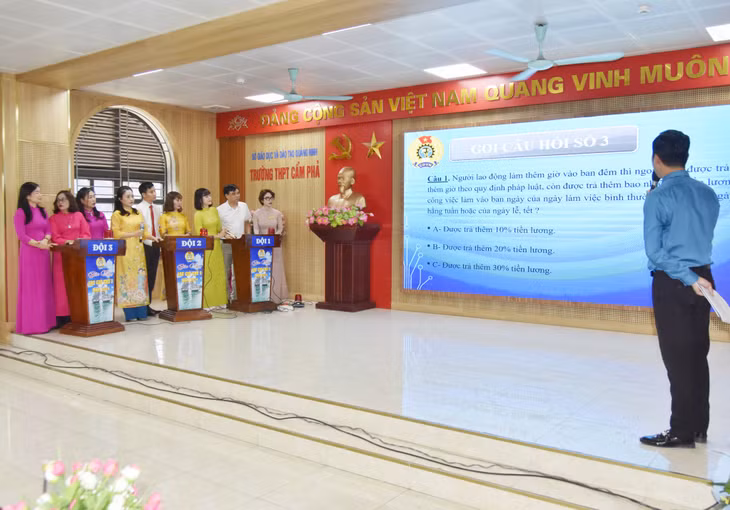 Các đội thi tham gia phần thi tìm hiểu kiến thức pháp luật.