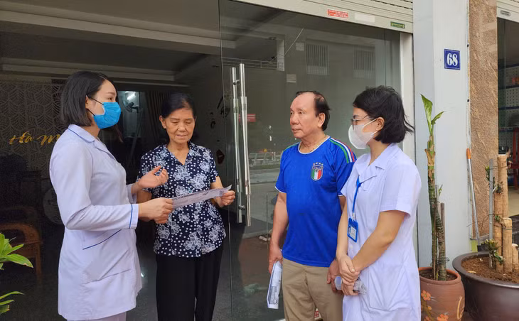 Cán bộ y tế CDC Quảng Ninh và Trạm Y tế phường Bãi Cháy (TP Hạ Long) tuyên truyền cho người dân cách phòng, chống bệnh sốt xuất huyết.