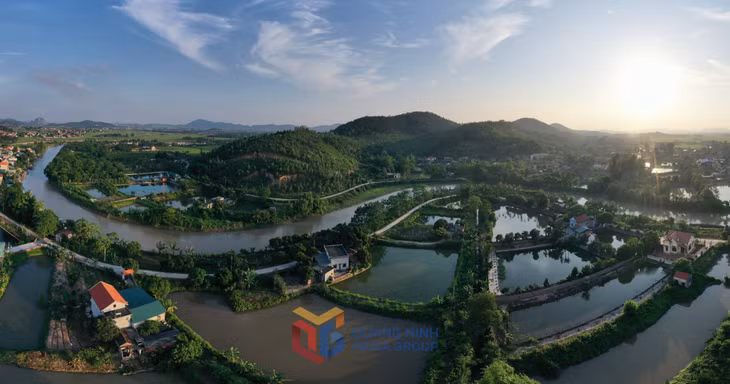 Nhờ dòng nước chảy tại sông La mà nhiều hộ dân mở các ao ven sông phát triển kinh tế, anh giang, đông triều