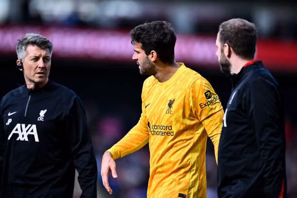 Alisson Becker sẽ vắng mặt đến cuối tháng 11 vì chấn thương gân kheo.