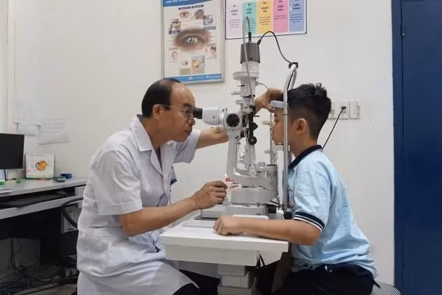 Cha mẹ cần đưa trẻ đi khám mắt định kỳ, đặc biệt là trước khi trẻ vào lớp 1.