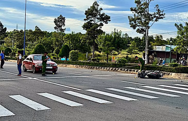 Công an khám nghiệm hiện trường. Ảnh: Duy Tuấn