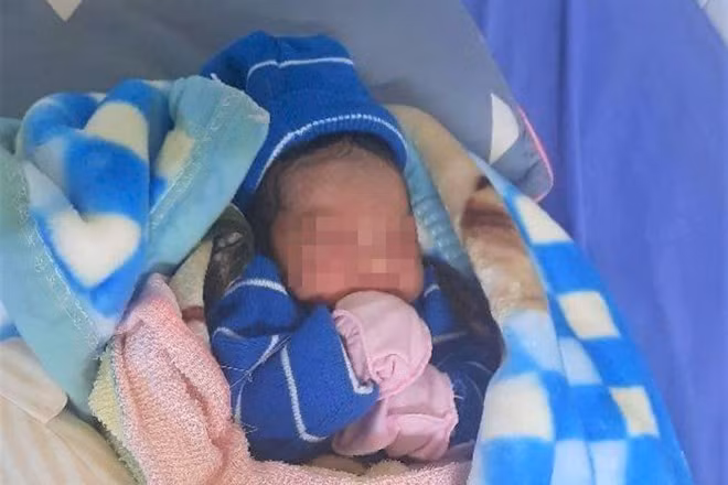 Thời điểm phát hiện bị bỏ rơi, trên người bé trai còn nguyên dây rốn. Ảnh: Bảo Lâm