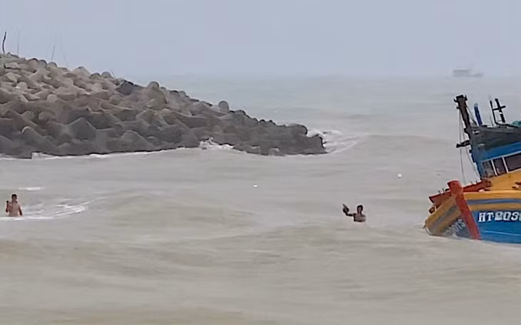 Các thuyền viên bơi vào bờ. Ảnh: Ha Hung
