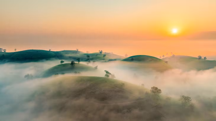 Du khách cũng có thể cắm trại qua đêm trên đồi chè, ngắm nhìn dải ngân hà vào buổi tối và đón bình minh trên những đỉnh đồi. Ảnh: Hoàng Lê