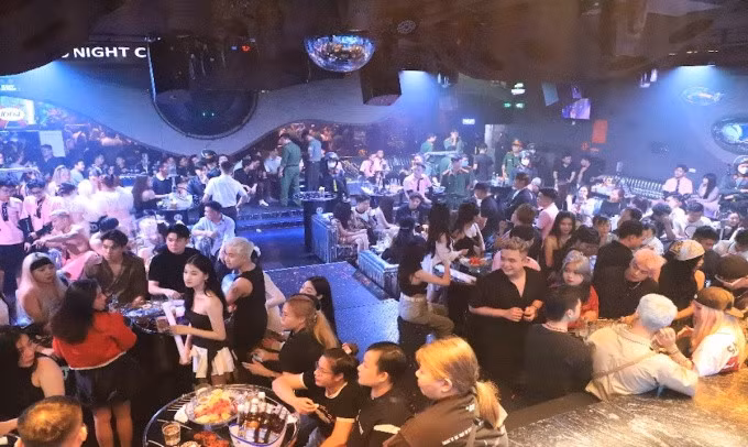 Cảnh sát kiểm tra một quán bar lúc rạng sáng 20/10. Ảnh: Thái Hà