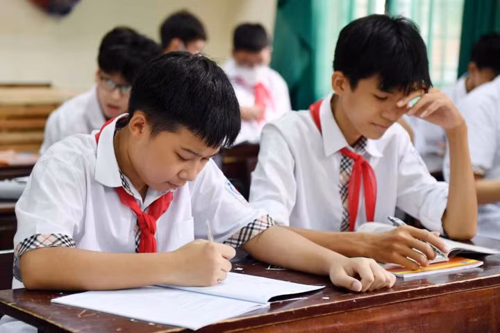 Nhiều học sinh chỉ chú trọng học các môn nằm trong chương trình thi mà lơ là những môn còn lại. (Ảnh minh hoạ)