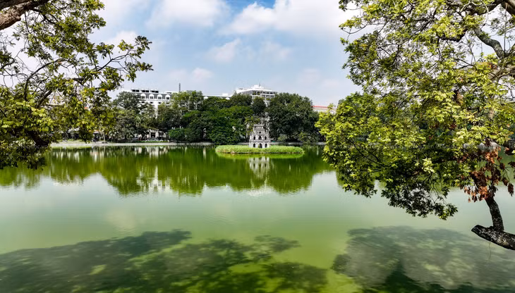 Một điểm đặc biệt nữa của Tháp Rùa đó chính là truyền thuyết Hồ Hoàn Kiếm nơi gắn liền với truyền thuyết gươm thần. Chính tất cả những yếu tố này đã khiến cho Tháp Rùa trở thành biểu tượng văn hóa, lịch sử và tâm linh linh thiêng của Hà Nội.