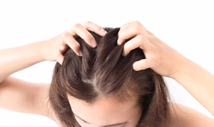 Massage da đầu cũng là cách để giảm tóc rụng.