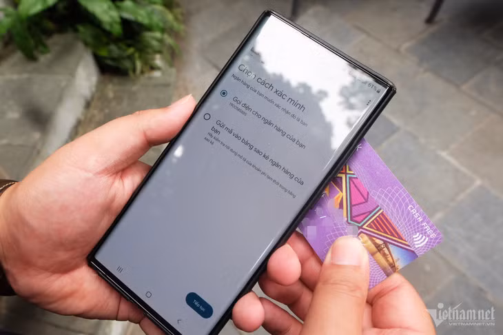 Người dùng dịch vụ ngân hàng thường là nạn nhân nhắm tới của những kẻ phát tán mã độc. Ảnh: Trọng Đạt