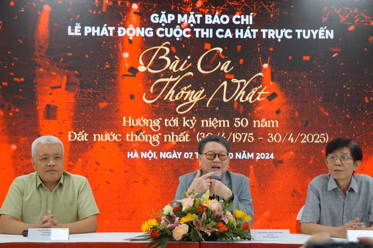 Nhạc sĩ Đức Trịnh (giữa) chia sẻ tại buổi họp báo - Ảnh: T.ĐIỂU