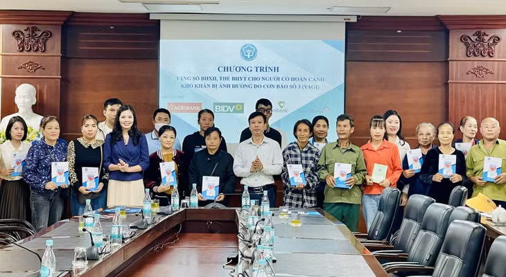 Lãnh đạo BHXH tỉnh cùng đại diện các nhà tài trợ trao tặng thẻ BHYT cho người dân có hoàn cảnh khó khăn trên địa bàn TP Hạ Long.