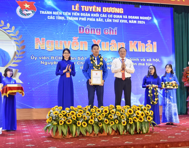 Đồng chí Nguyễn Xuân Khải (Đoàn Thanh niên Sở LĐ-TB&amp;XH) được nhận Giấy Chứng nhận đạt danh hiệu Thanh niên tiên tiến.
