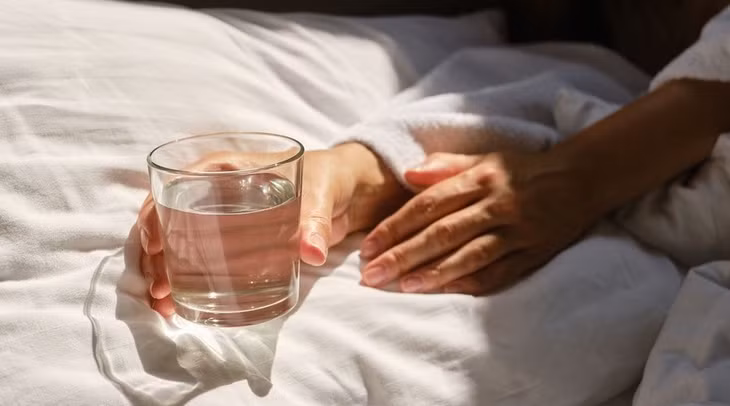 Uống một cốc nước ngay khi vừa thức dậy có hiệu quả trong việc cải thiện đường ruột và hệ tiêu hóa. Ảnh: Everydayhealth.