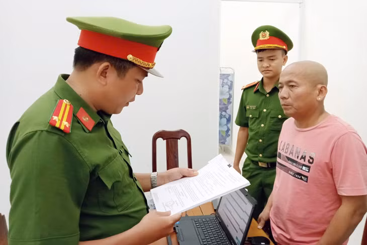Bị can Đoàn Quang Sỉ tại công an. Ảnh: Công an Bến Tre