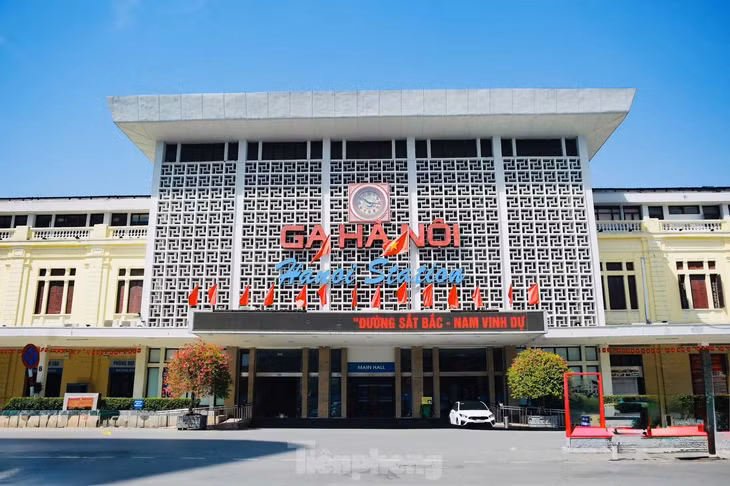 Ga Hà Nội là một trong những cơ sở đầu tiên quân đội Nhân dân Việt Nam tiếp quản từ Pháp. Nhà ga này vẫn nhộn nhịp những chuyến tàu khởi hành ngày đêm suốt 70 năm qua. Khách du lịch từ ga Hà Nội có thể đi nhiều tỉnh thành phía Bắc hay xa hơn theo tuyến đường sắt Bắc - Nam.