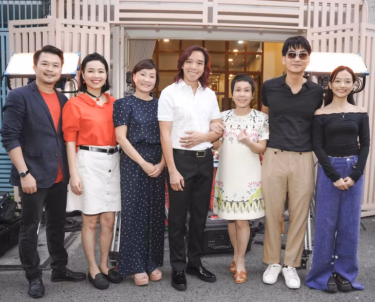 Việt Hương cùng người chồng Hoài Phương, Hồng Đào, Lê Khánh, đạo diễn Khương Ngọc... trong ngày khai máy phim - Ảnh: ĐPCC