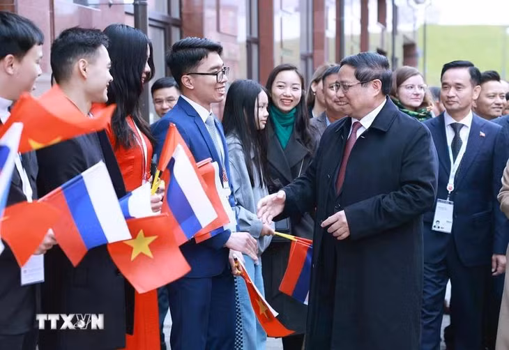 Cán bộ, nhân viên Đại sứ quán và cộng đồng người Việt Nam tại Liên bang Nga đón Thủ tướng Phạm Minh Chính. (Ảnh: Dương Giang/TTXVN)