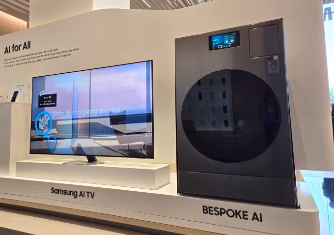 Máy giặt sấy bơm nhiệt Bespoke AI Heatpump trưng bày tại Samsung West Lake.
